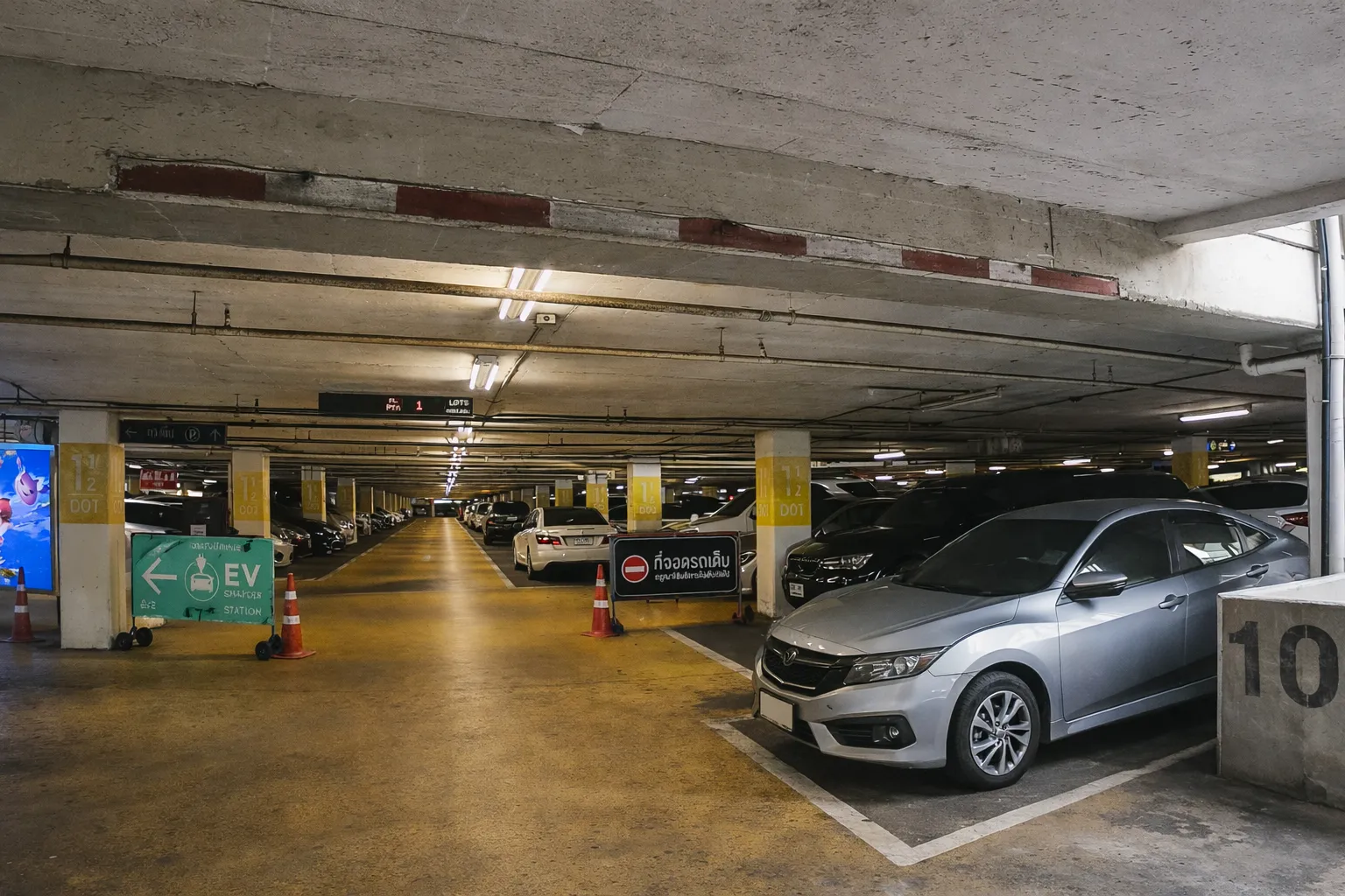 ภายในลานจอดรถ เซ็นทรัลลาดพร้าว