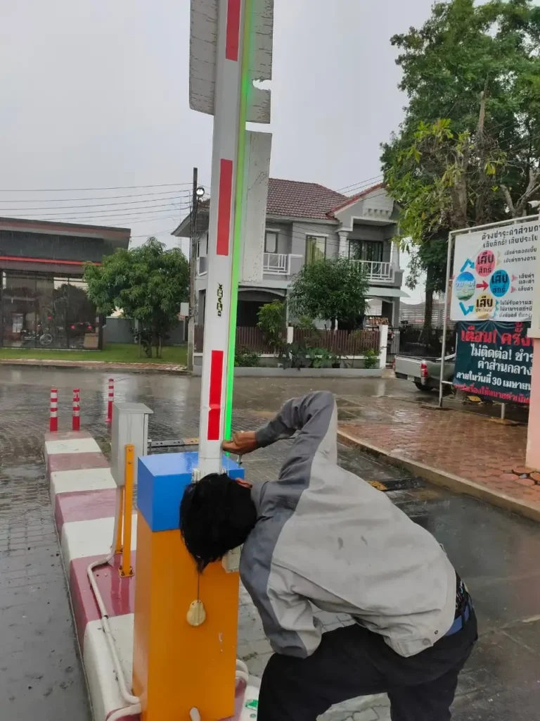 ช่าง DPARK เข้าซ่อมบำรุงไม้กั้นหน้างานจริง